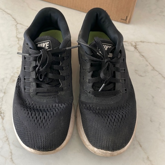 USED NIKE GYM SHOES. SIZE: 6.5 - Picture 3 of 5